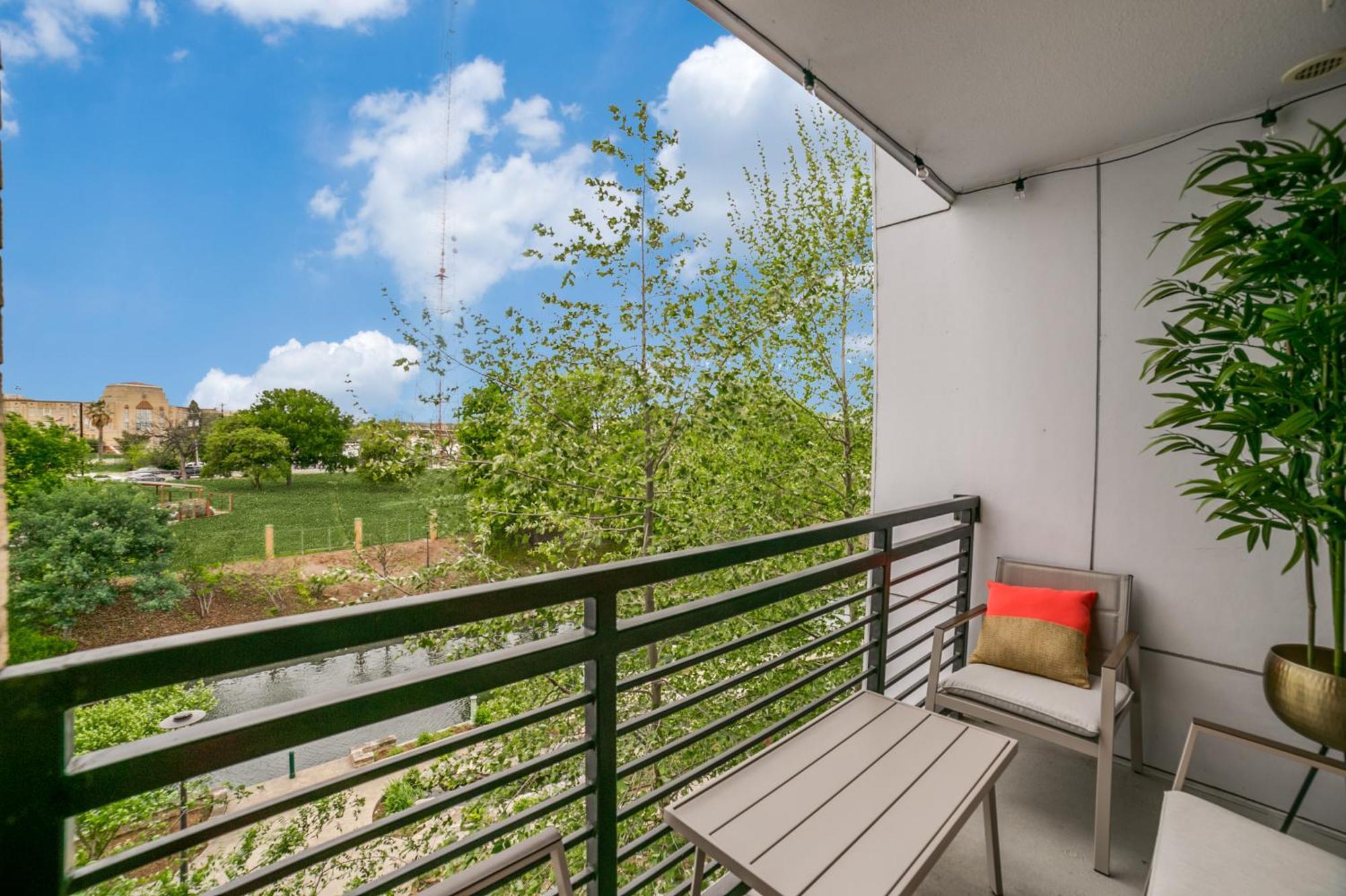 Downtown Apartment With Riverwalk Views Free Parking Pet Friendly Centrally Located On The Riverwalk San Antonio Exterior photo